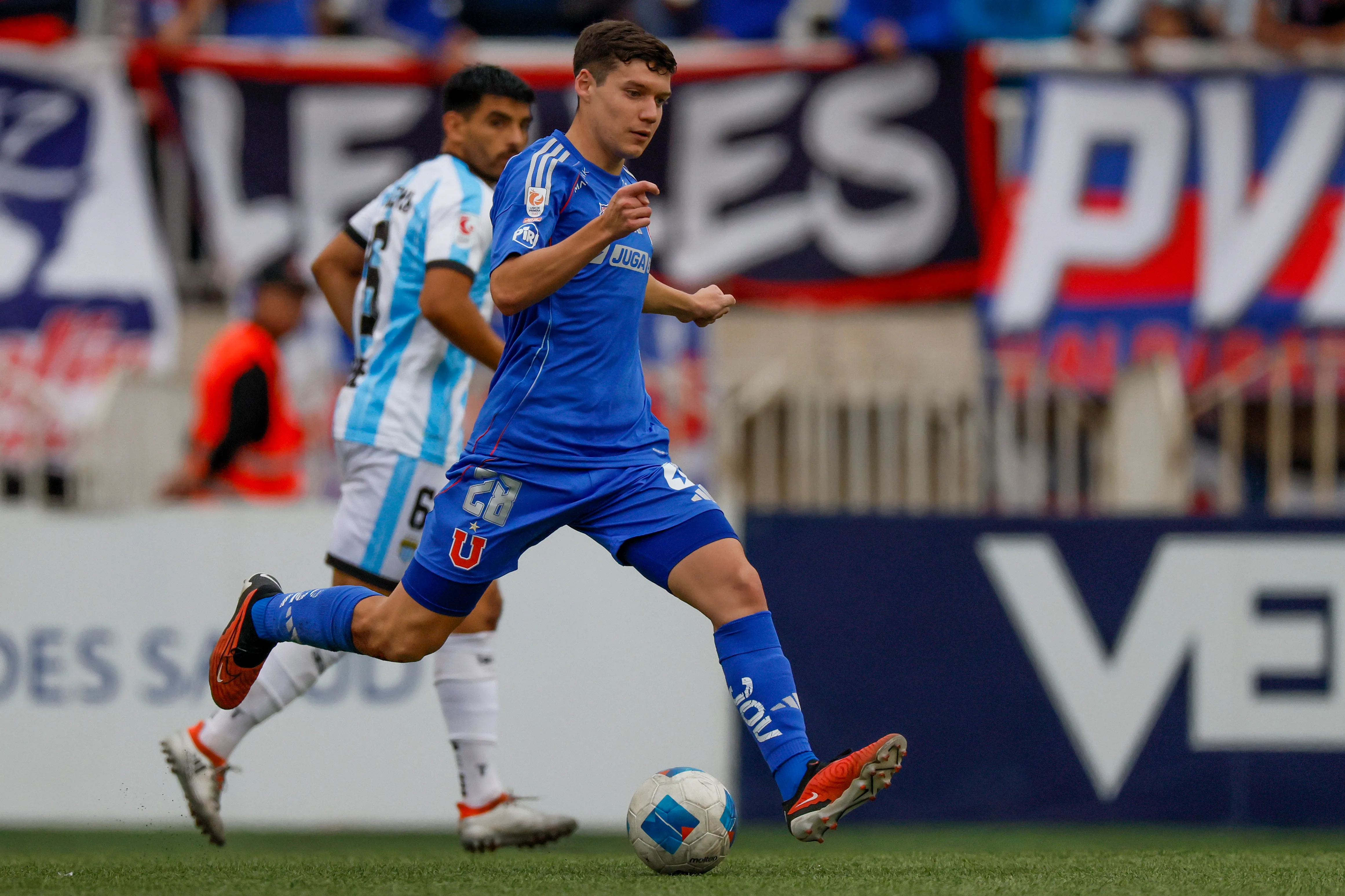 Agustín Arce en acción por la U de Chile ante Magallanes. (Andres Pina/Photosport).