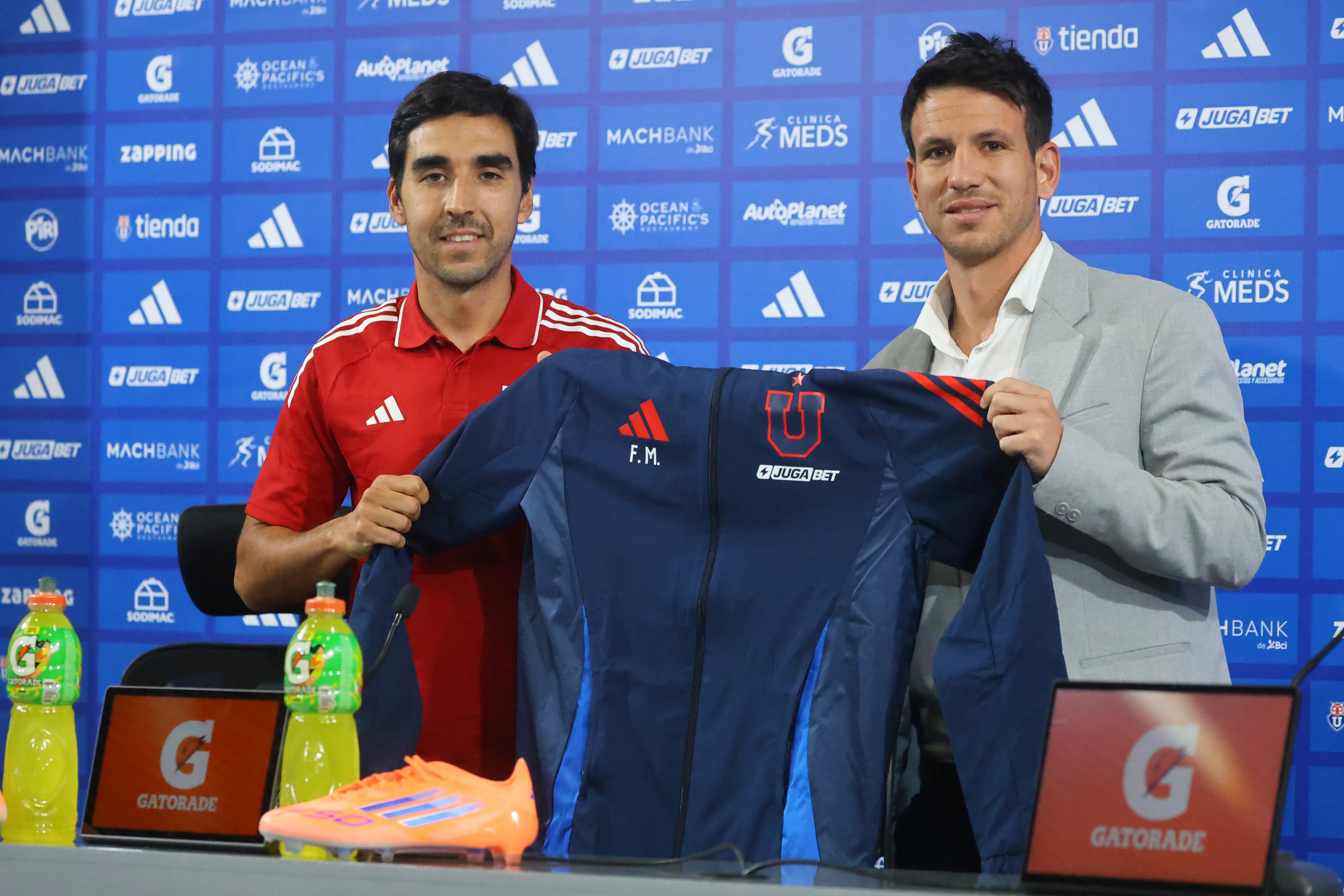 Manuel Mayo junto a Paqui Meneghini en la presentación del DT azul. (Jonnathan Oyarzun/Photosport).