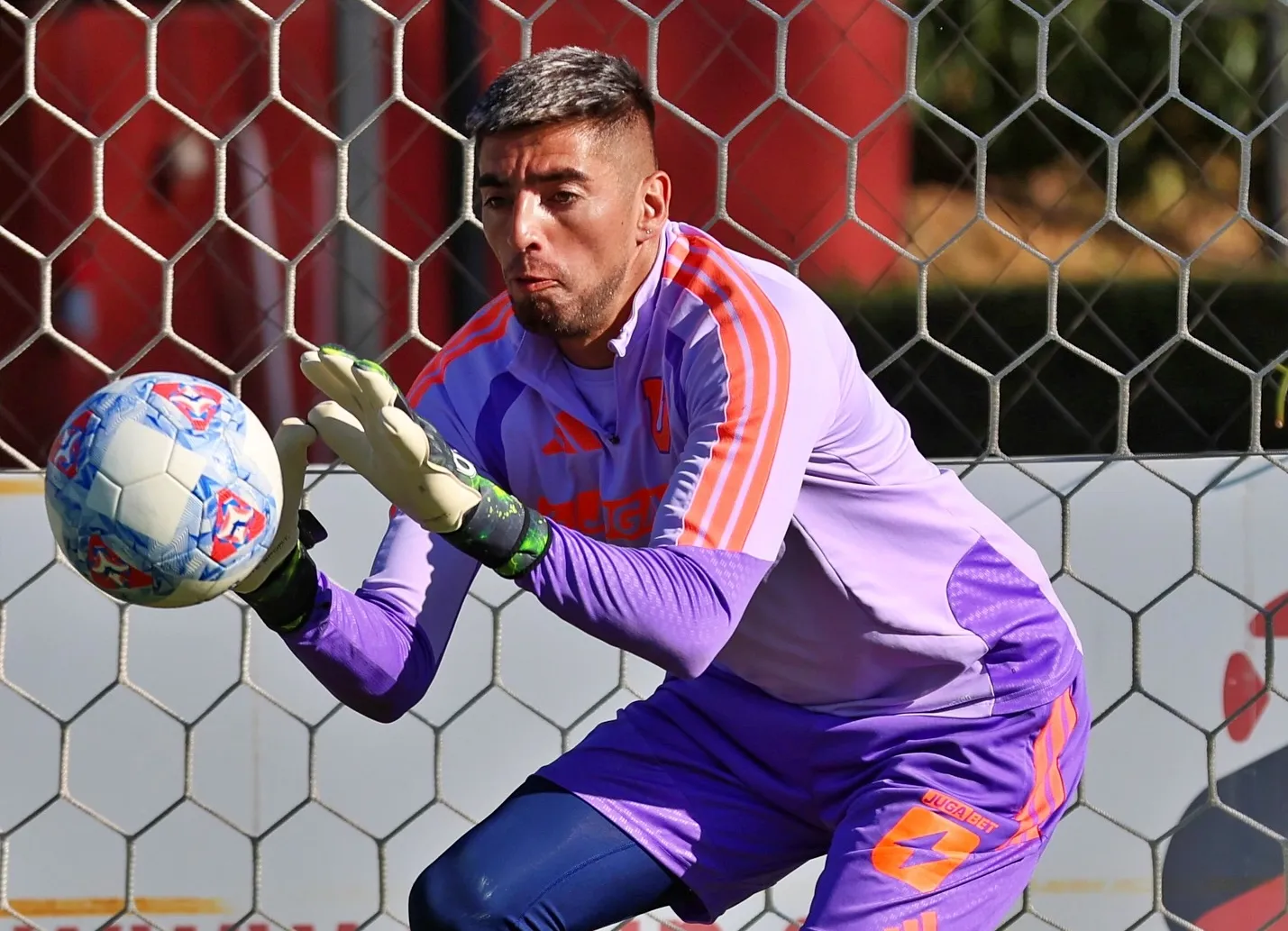 Gabriel Castellón ya está a disposición de Francisco Meneghini para el debut en el torneo. | Foto: Universidad de Chile.