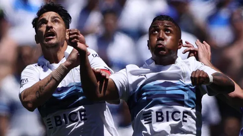 Jhojan Valencia y Fernando Zampedri miran un balón aéreo.