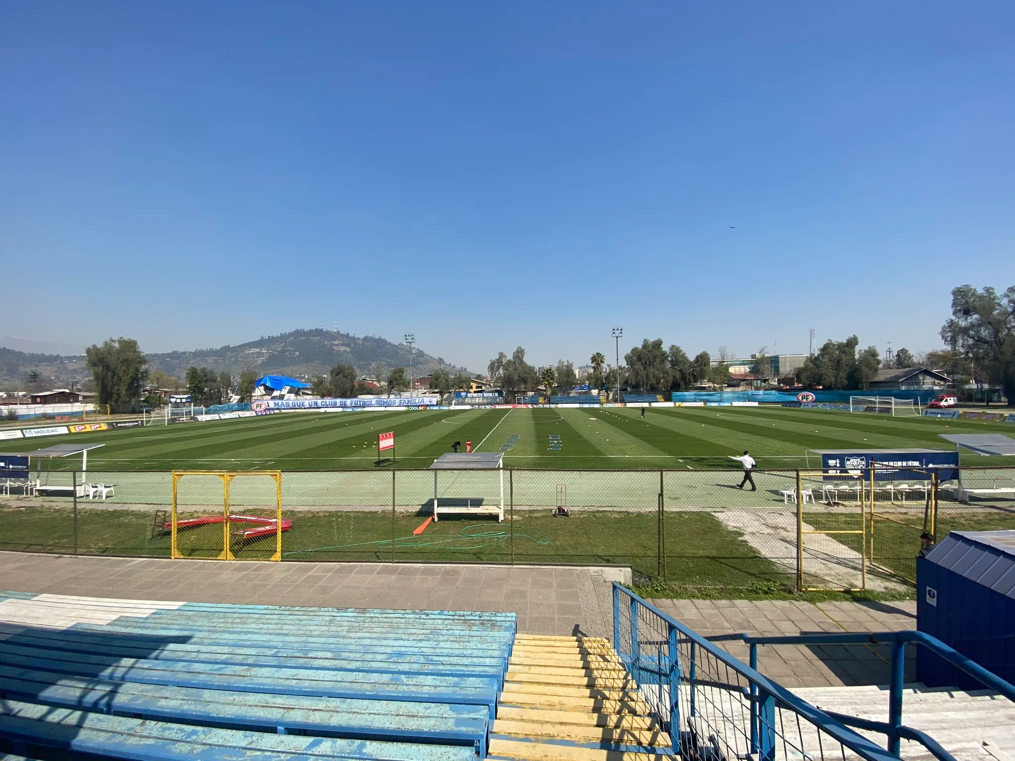 El criticado recinto donde Recoleta hace de local. Imagen: Primera B Chile