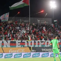 Palestino muestra el pasto sintético que instaló en La Cisterna