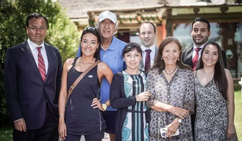 Tamara Cornejo es la primera mujer de negro de izquierda a derecha. Imagen: La Tercera