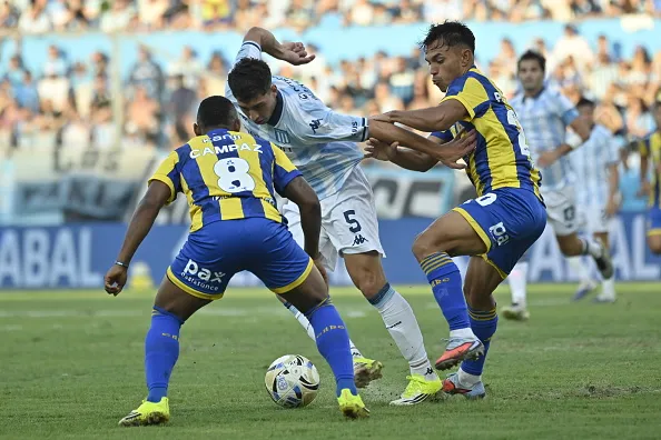 Vicente Pizarro elevó bastante su nivel en su segundo partido en Rosario Central. | Foto: Getty.