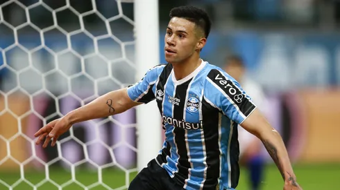 El jugador chileno vive tensos momentos en el cuadro brasileño.