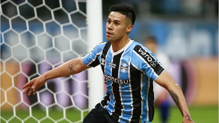 El jugador chileno vive tensos momentos en el cuadro brasileño.