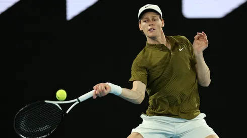 Jannik Sinner adelanta el partido con Novak Djokovic.