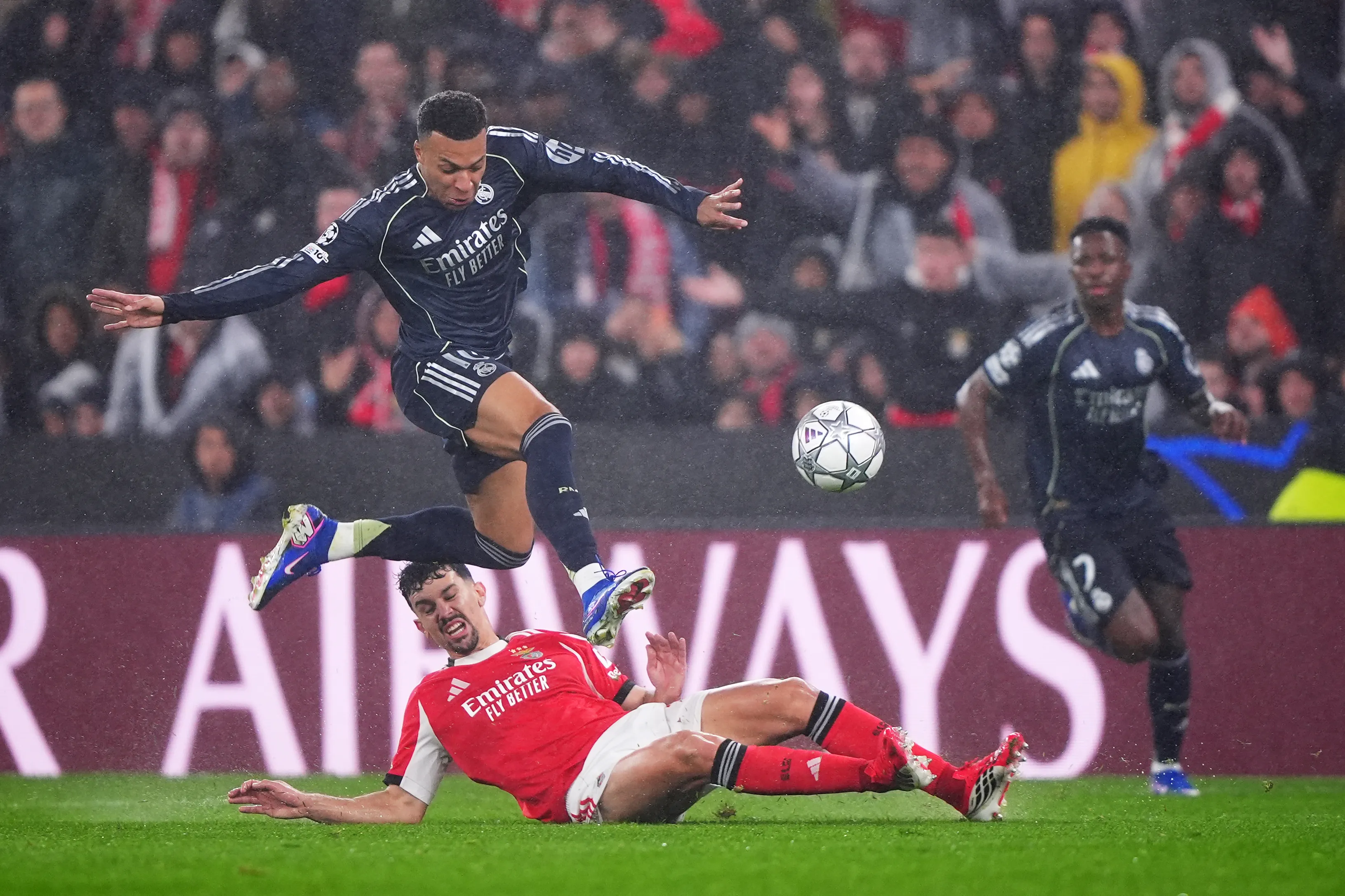 La derrota del Real Madrid ante Benfica, lo aleja de los candidatos a ganar la Champions League(Photo by Jose Manuel Alvarez Rey/Getty Images)