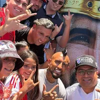 Vidal visita Lo Espejo y recibe lienzo de hinchas de Colo Colo