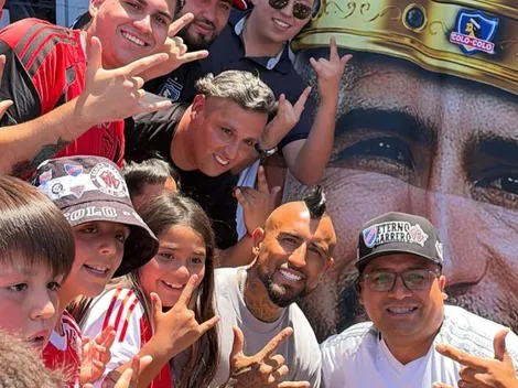 Vidal visita Lo Espejo y recibe lienzo de hinchas de Colo Colo