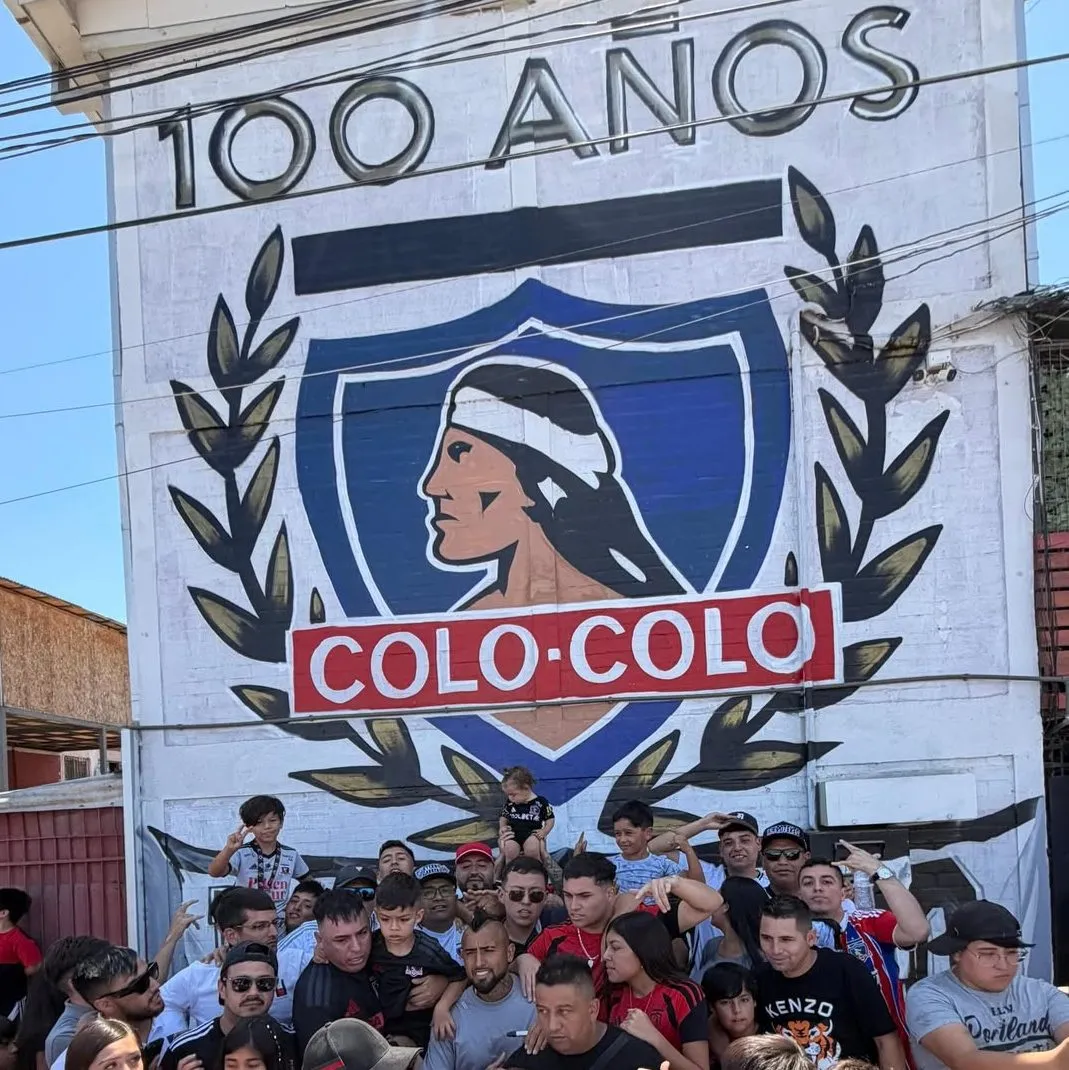Arturo Vidal en Lo Espejo junto a mural de Colo Colo por su centenario