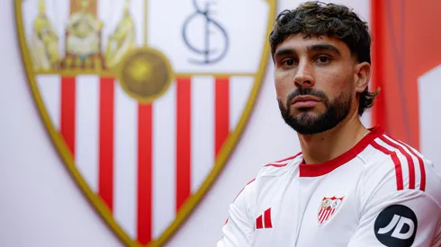 Neal Maupay con la camiseta de Sevilla.