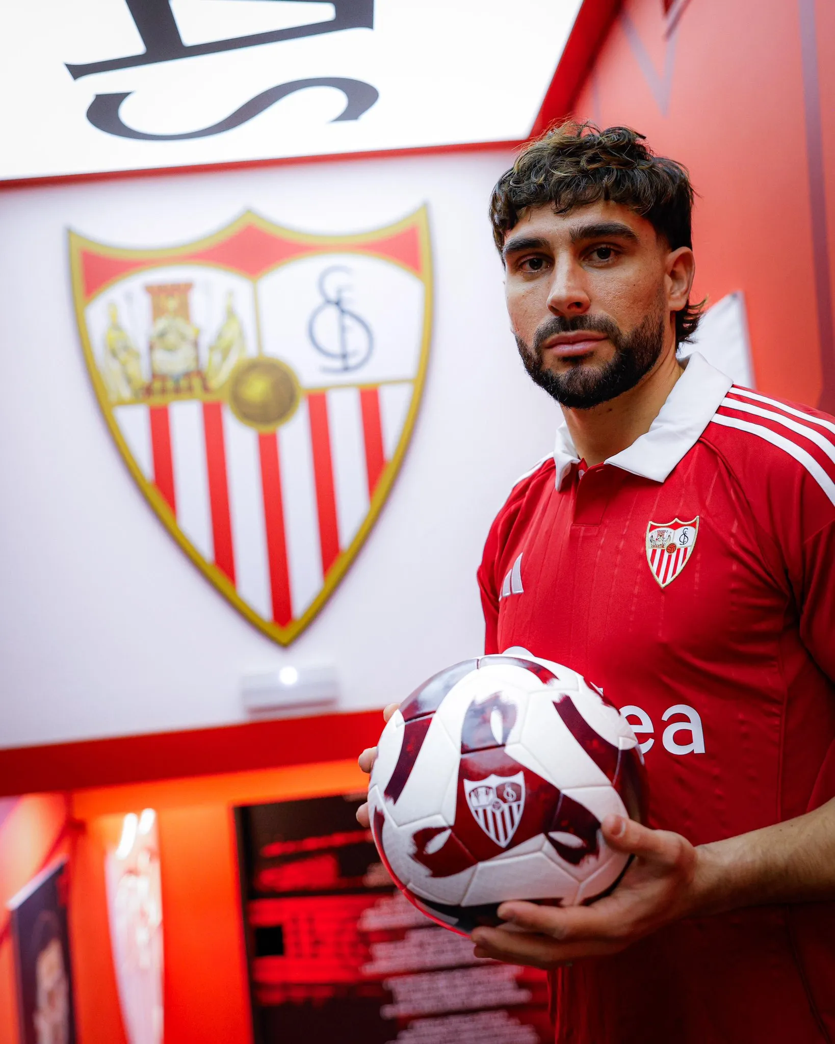 Neal Muapay llega cedido a Sevilla.