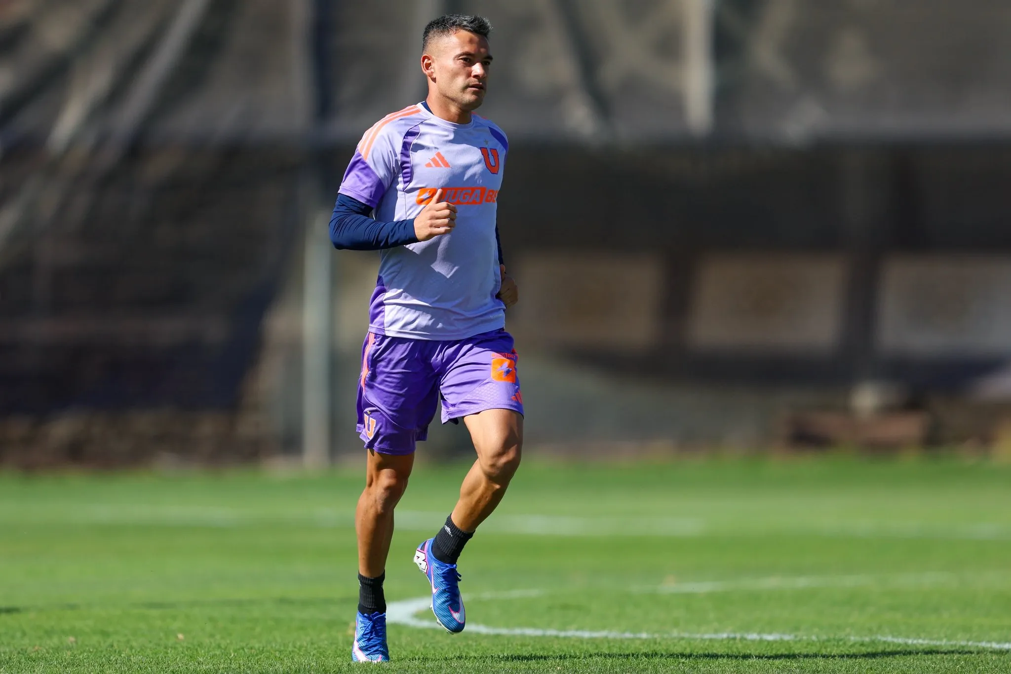 El capitán Charles Aránguiz encabeza la formación de la U para el debut 2026 por los puntos.