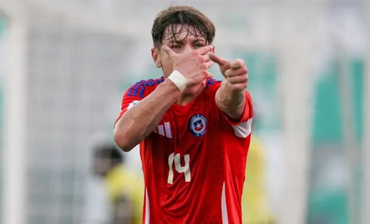 Vicente Martínez celebra un gol que convirtió por la selección chilena. (Foto: La Roja).
