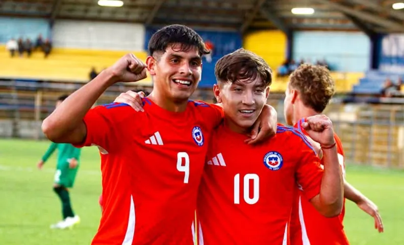 Vicente Martínez junto a Yastin Cuevas, centrodelantero de Colo Colo que también hizo la pretemporada. (Foto: La Roja).