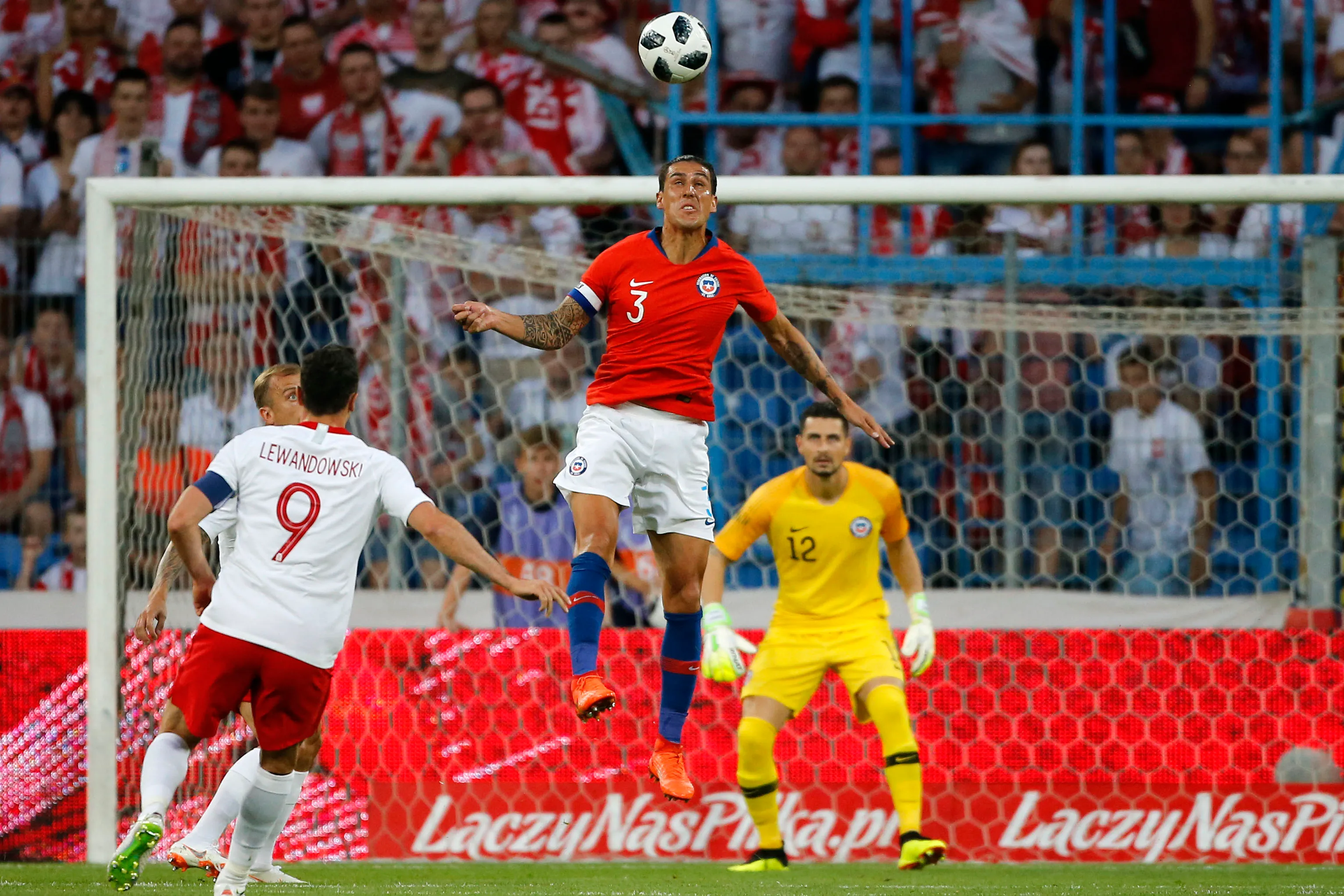 Enzo Roco en acción por la Roja en 2018. Según Transfermarkt, suma 33 partidos por la selección chilena, donde anotó un gol. (Andres Pina/Photosport).