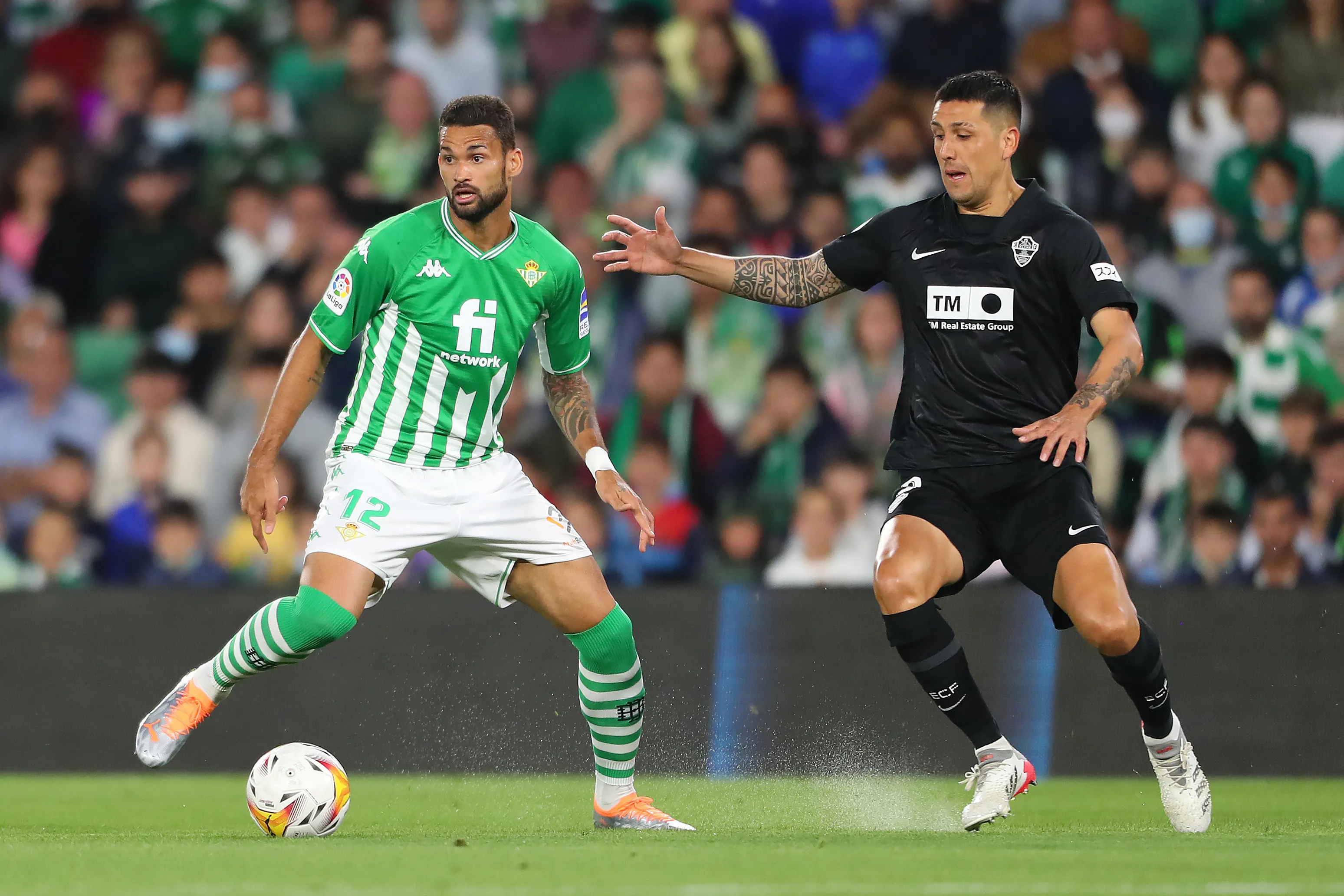 Enzo Roco marca a Willian José del Betis en 2022 con la camiseta del Elche. (Fran Santiago/Getty Images).