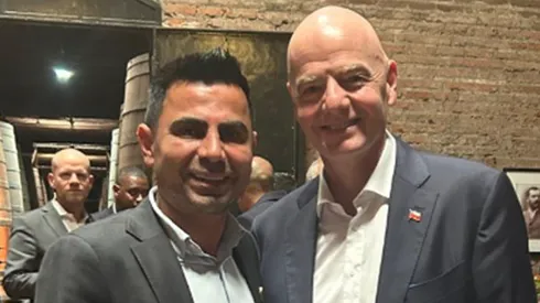 César Villegas posa junto a Gianni Infantino, el presidente de la FIFA.