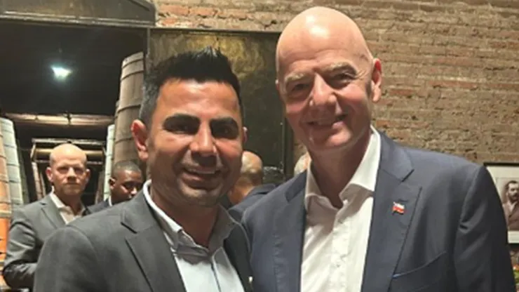 César Villegas posa junto a Gianni Infantino, el presidente de la FIFA.