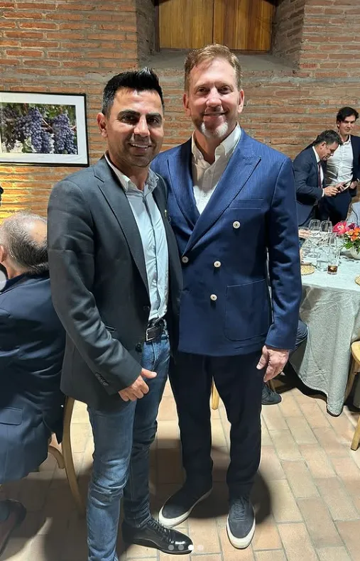 César Villegas junto a Alejandro Domínguez, presidente de la Conmebol. (Captura Instagram).