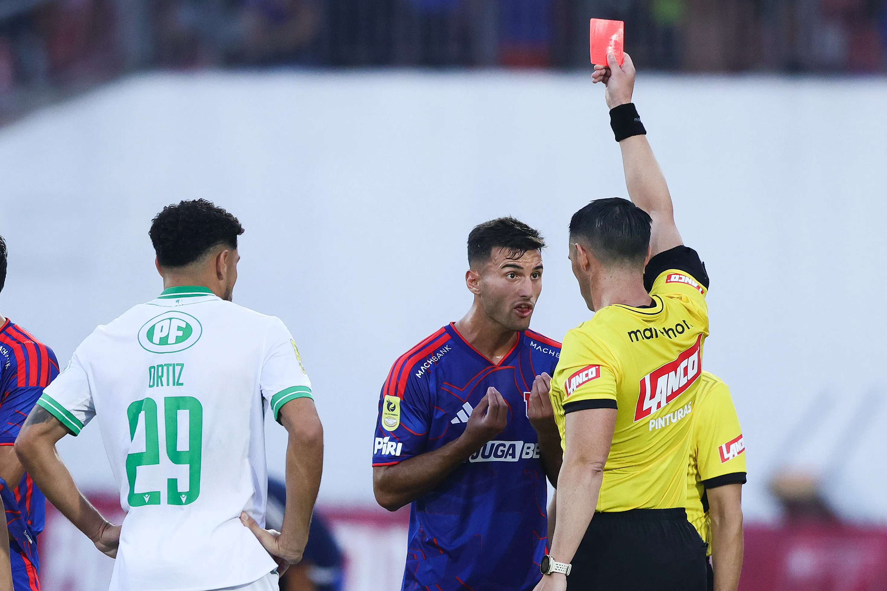 Felipe Salomoni no se explica la tarjeta roja. (Felipe Zanca/Photosport).