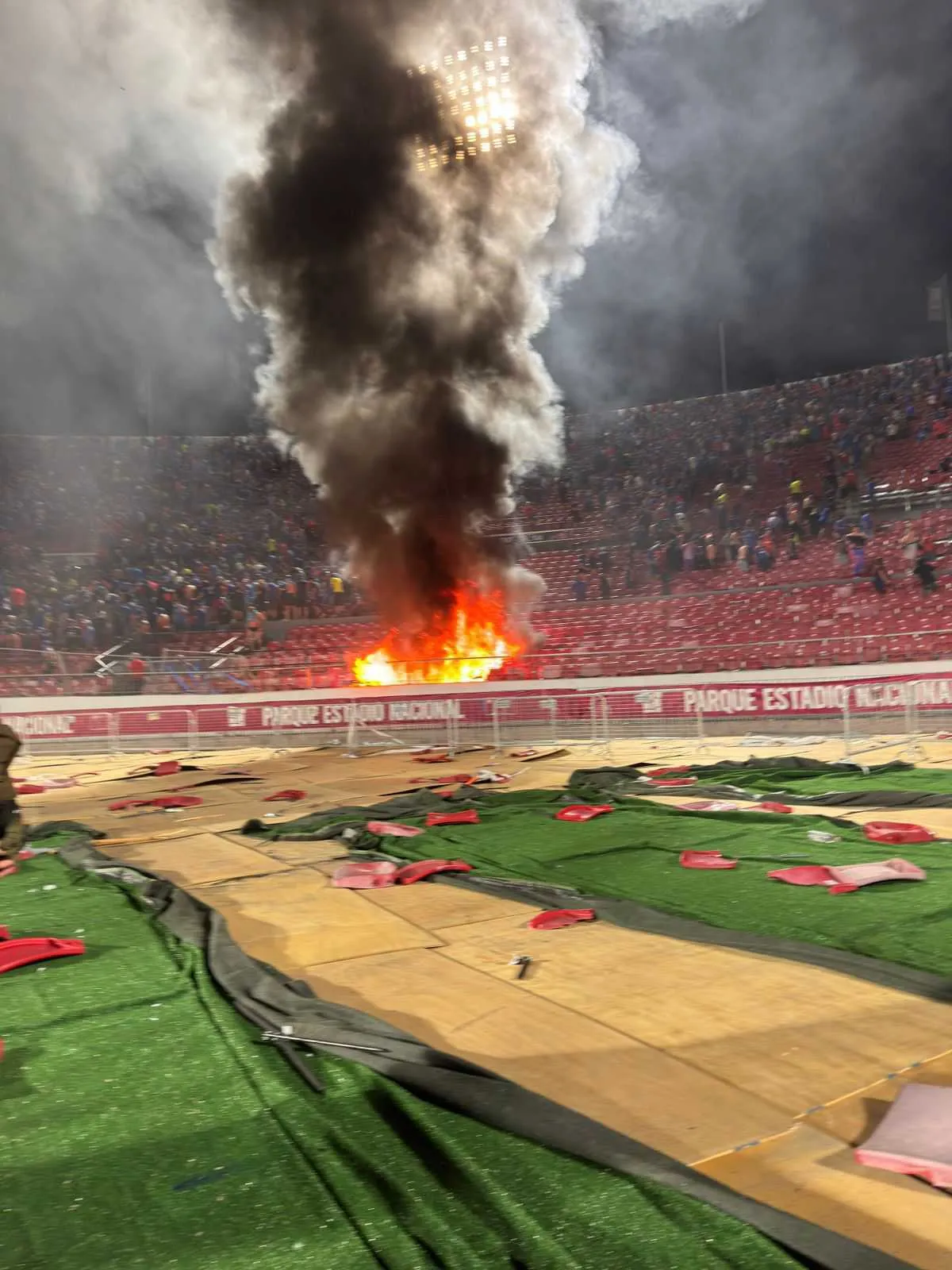 La galería sur sufrió importantes daños durante el partido entre la U y Audax