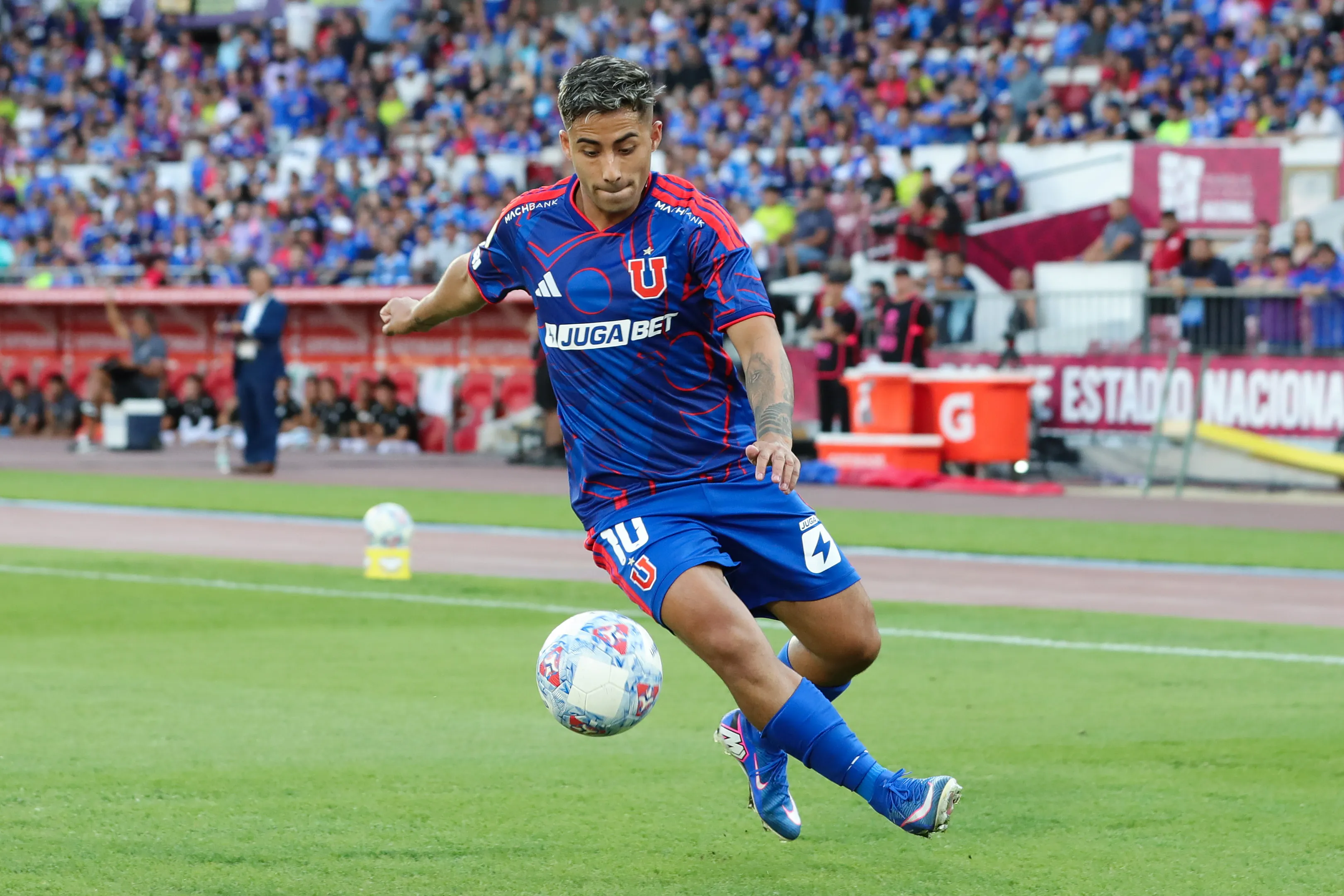 Lucas Assadi en acción ante Audax Italiano. (Felipe Zanca/Photosport).