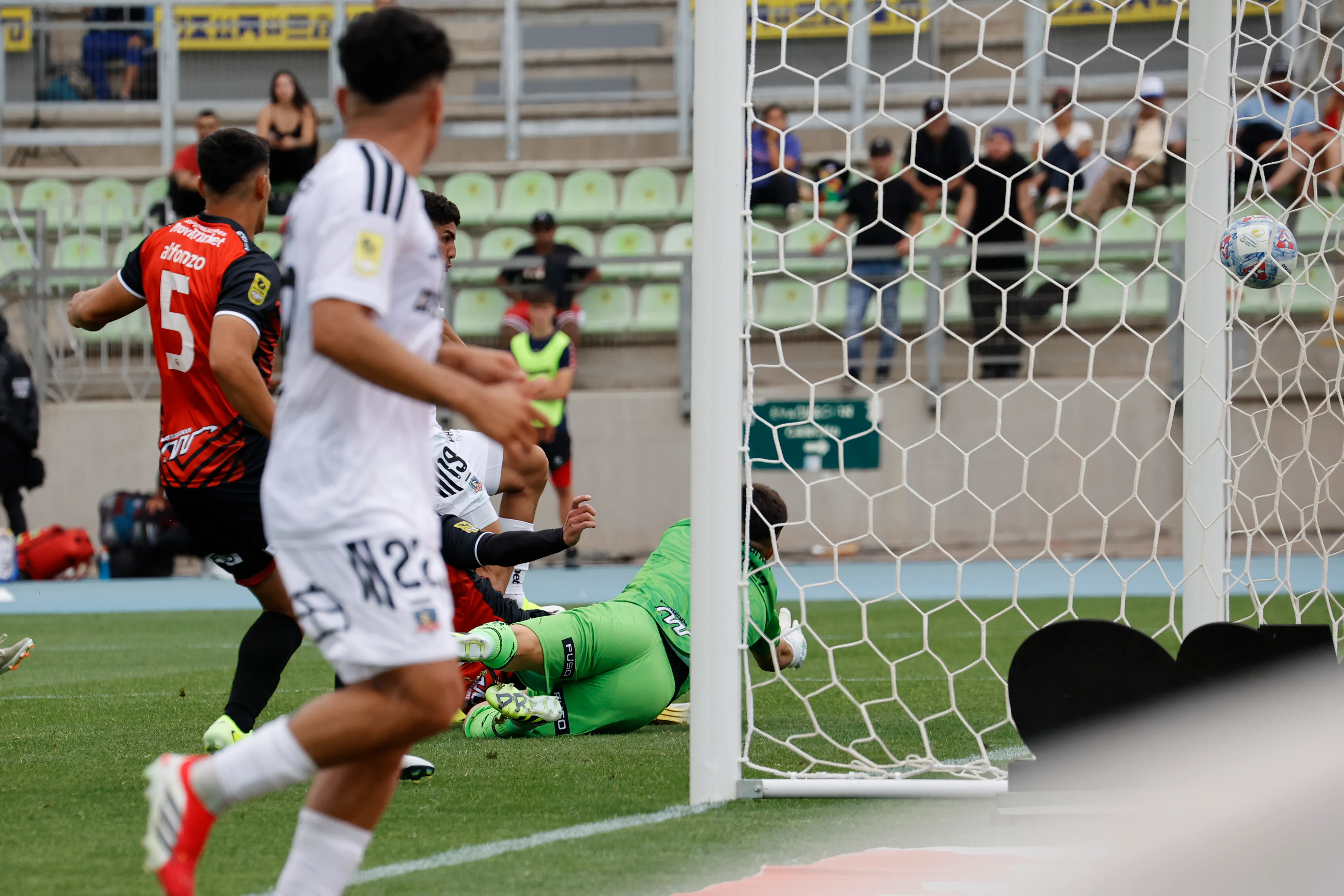 Claudio Aquino dio la asistencia para el descuento de Colo Colo ante Limache. | Foto: Photosport.