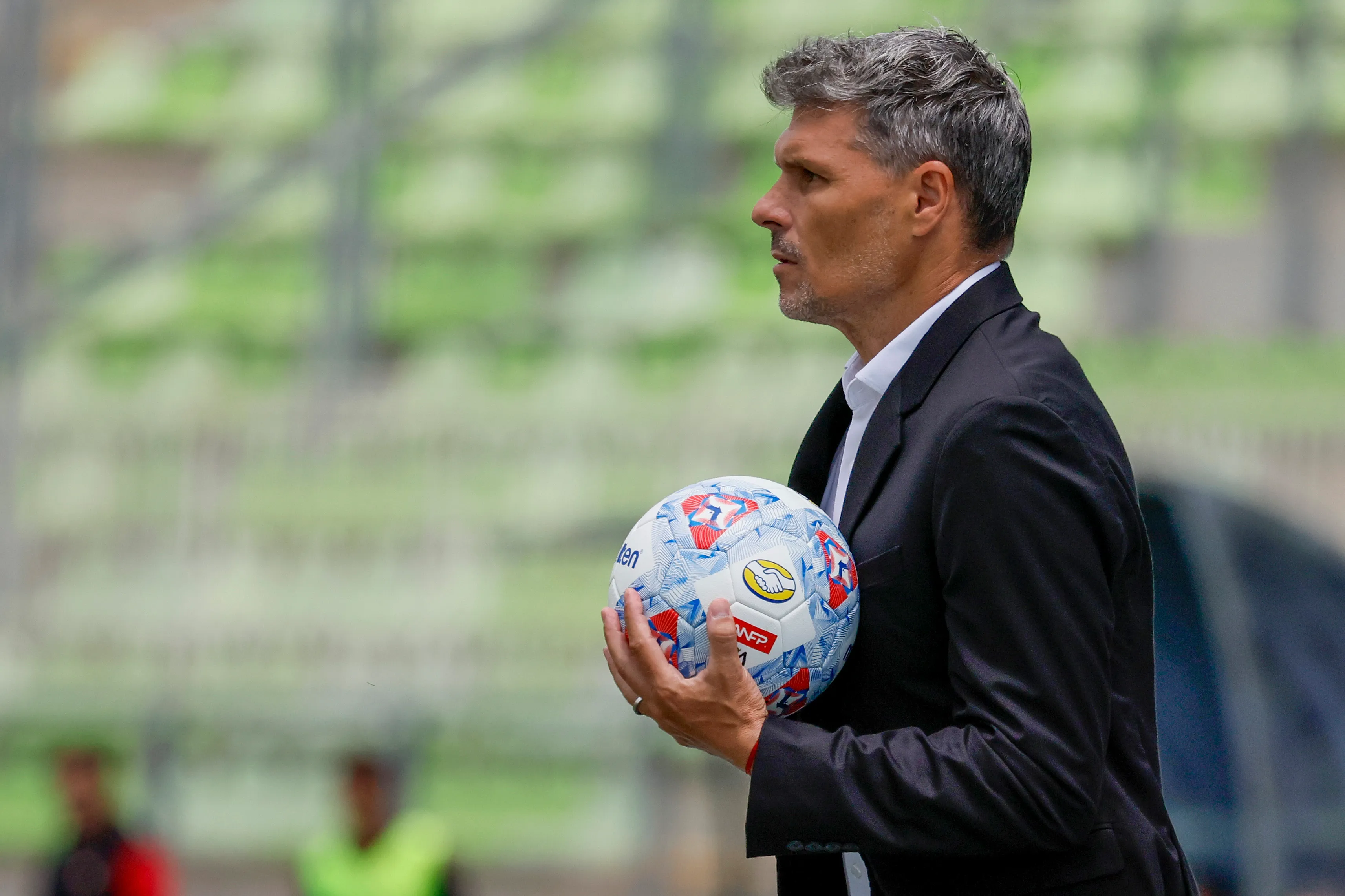 Sumando partidos oficiales y amistosos Fernando Ortiz ya lleva14 como DT de Colo Colo. Registra apenas cuatro triunfos, siete derrotas y tres empates. | Foto: Photosport.