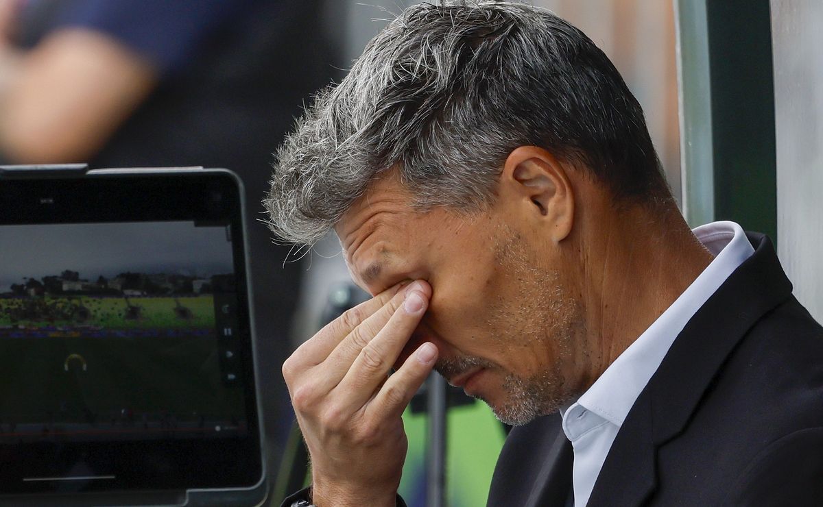 En Colo Colo le ponen plazos a Fernando Ortiz: ¿Llega al Superclásico con la U de Chile?