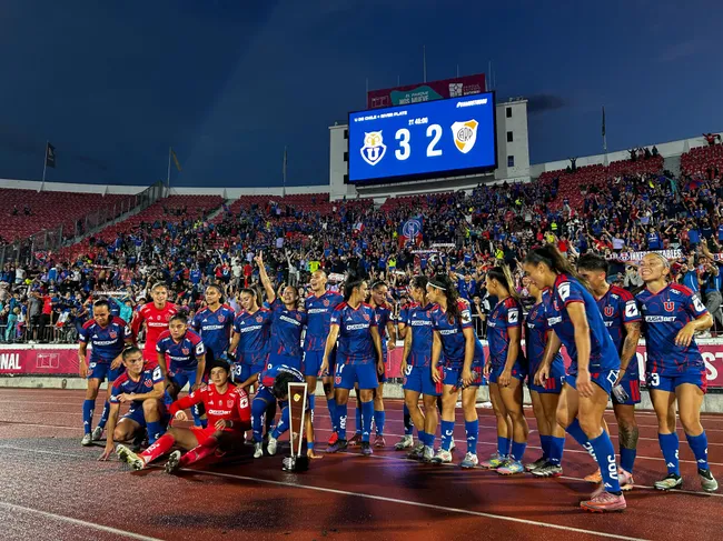 La U femenina jugó con casi 17 mil personas alentando al equipo