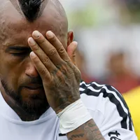 Video: Vidal se agarra con hinchas de Colo Colo en pleno partido