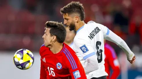 Gonzalo Tapia lucha ante Bentancur por la selección chilena vs Uruguay.