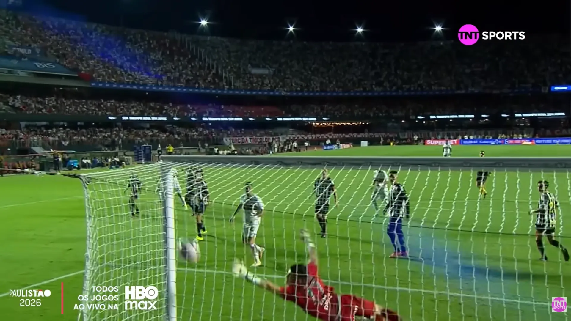 El gol de Gonzalo Tapia en el clásico ante el Santos. (Captura TNT Sports Brasil).