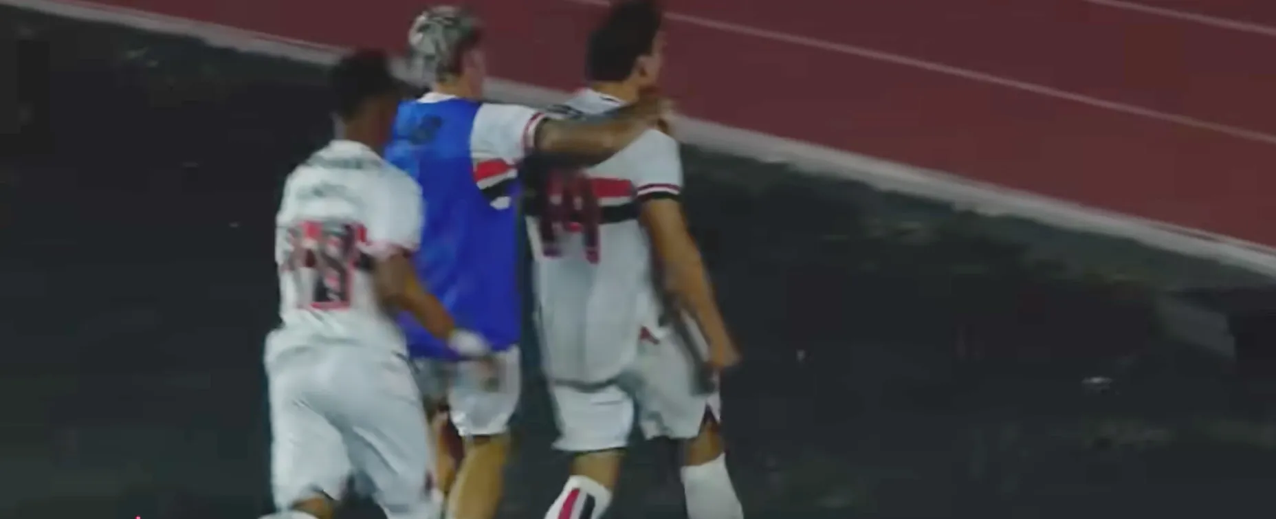 Así gritó su gol en el clásico ante el Santos Gonzalo Tapia. (Captura TNT Sports).