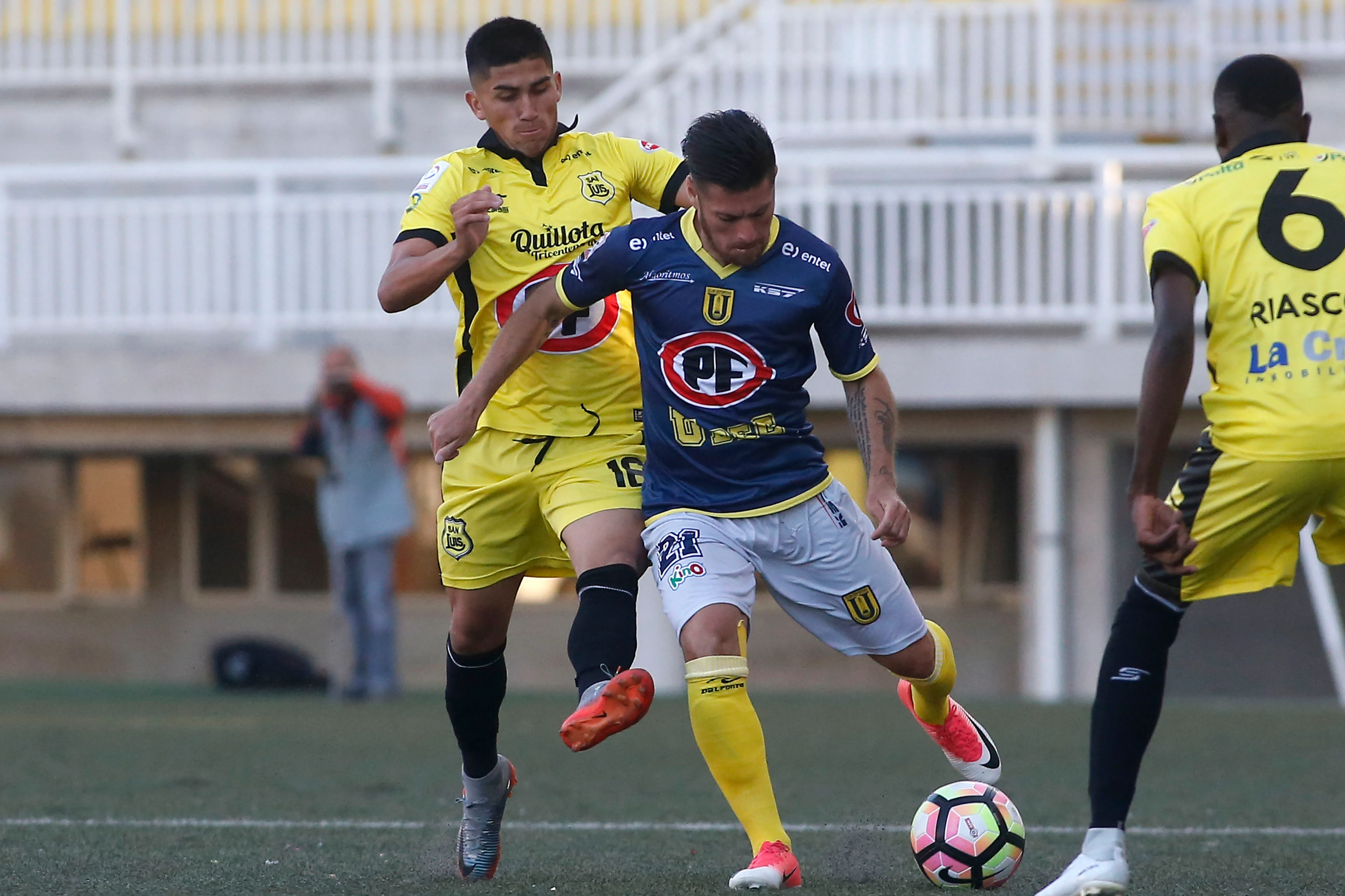 Pablo Ruiz intenta quitarle el balón a Fernando Manríquez. (Raul Zamora/Photosport).