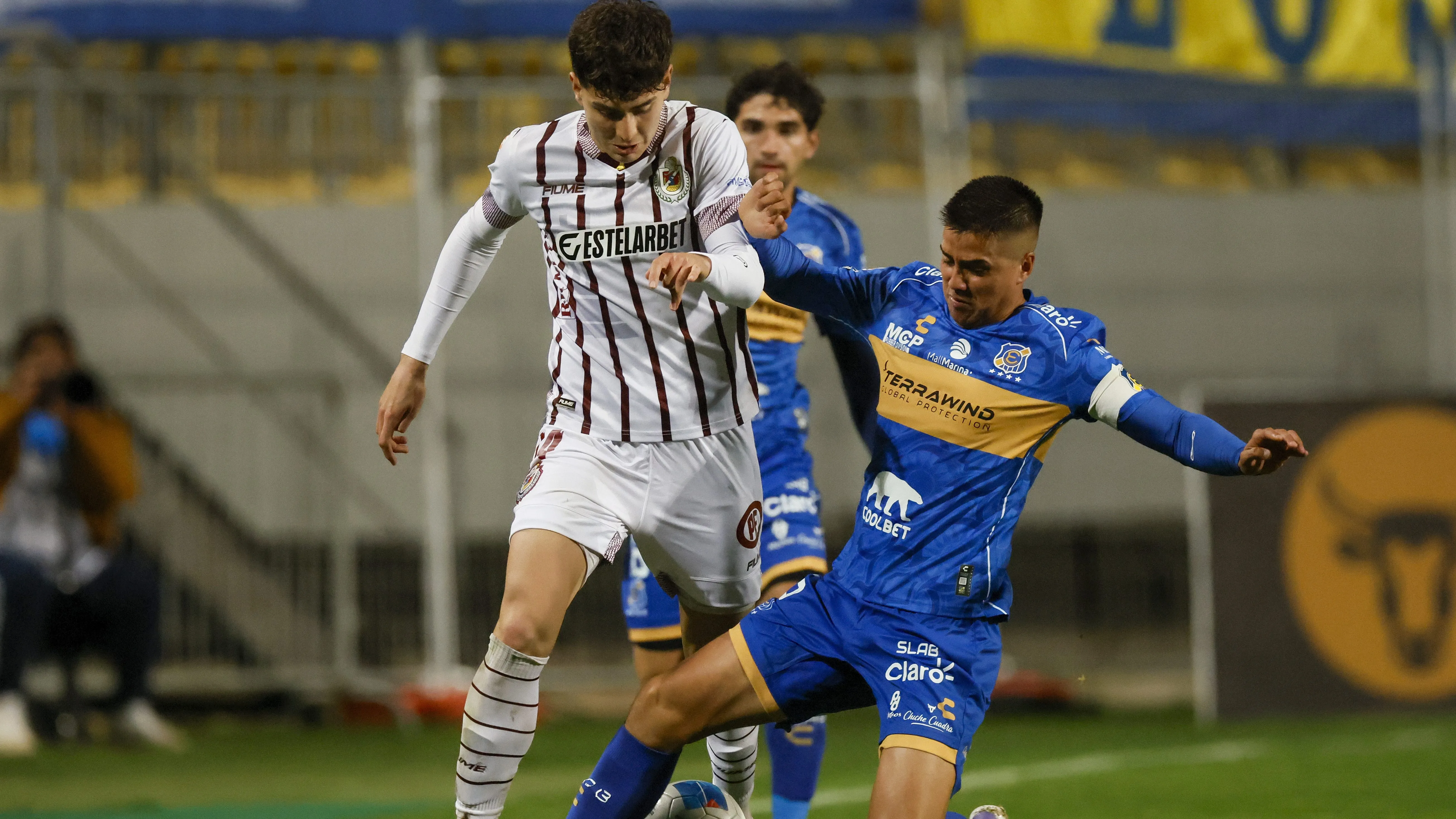 Álvaro Madrid está a detalles de llegar a Colo Colo. Plantel de Everton ya lo despidió