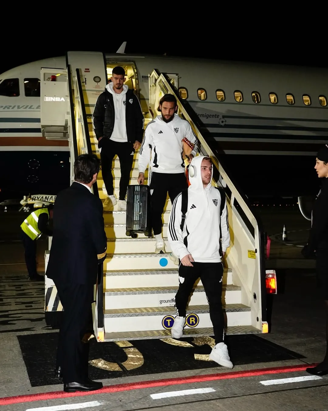 Sevilla tuvo que aplazar su vuelo por fallas técnicas. El lunes a primera hora se traslada para jugar contra Mallorca.