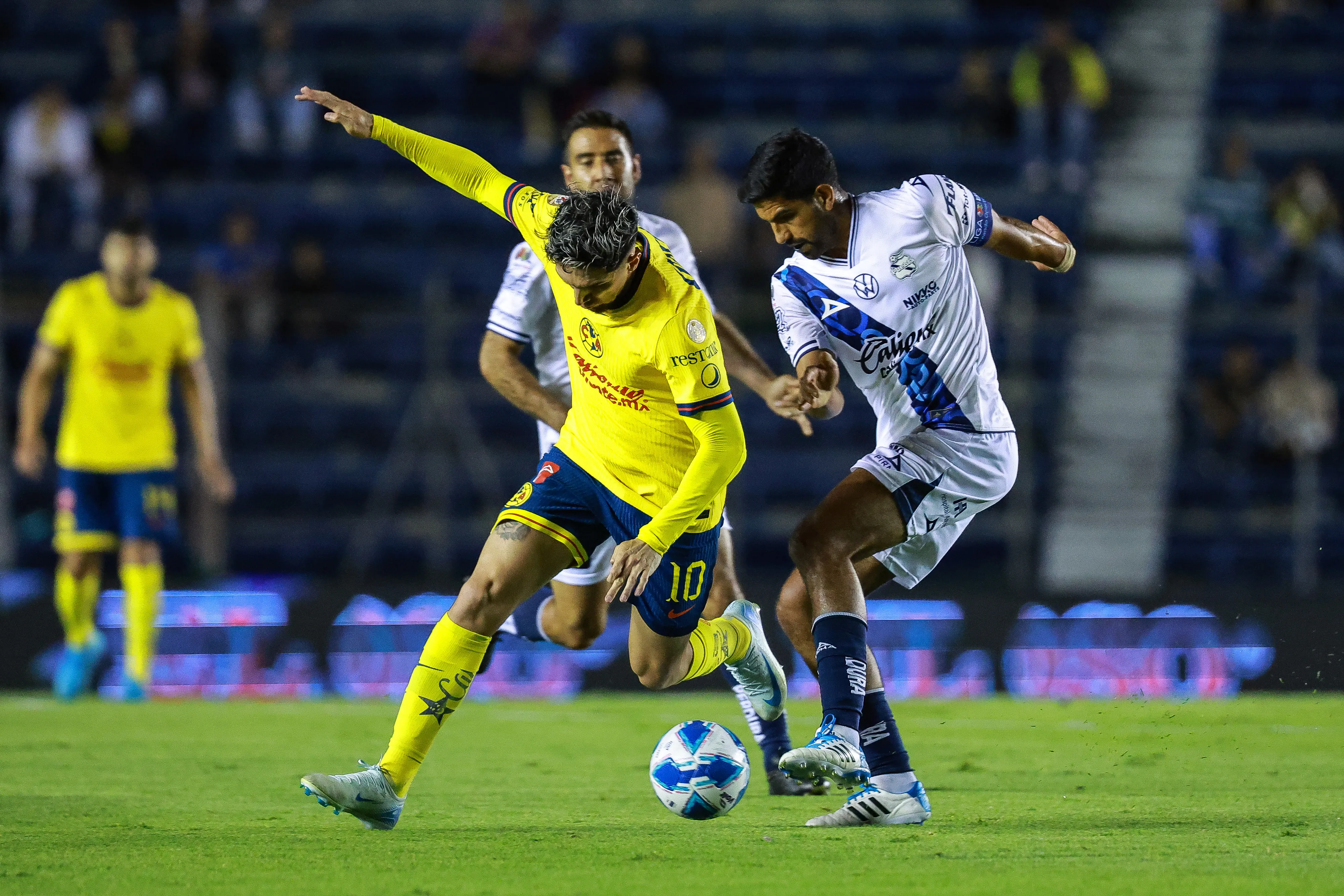 Diego Valdés en acción por el América de México, donde jugó 141 partidos: anotó 38 goles y regaló 31 asistencias. (Manuel Velasquez/Getty Images).