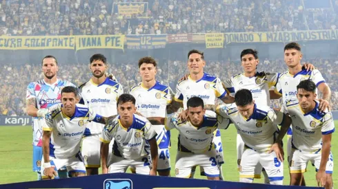 Vicente Pizarro, al lado de Di María en la foto de Rosario Central