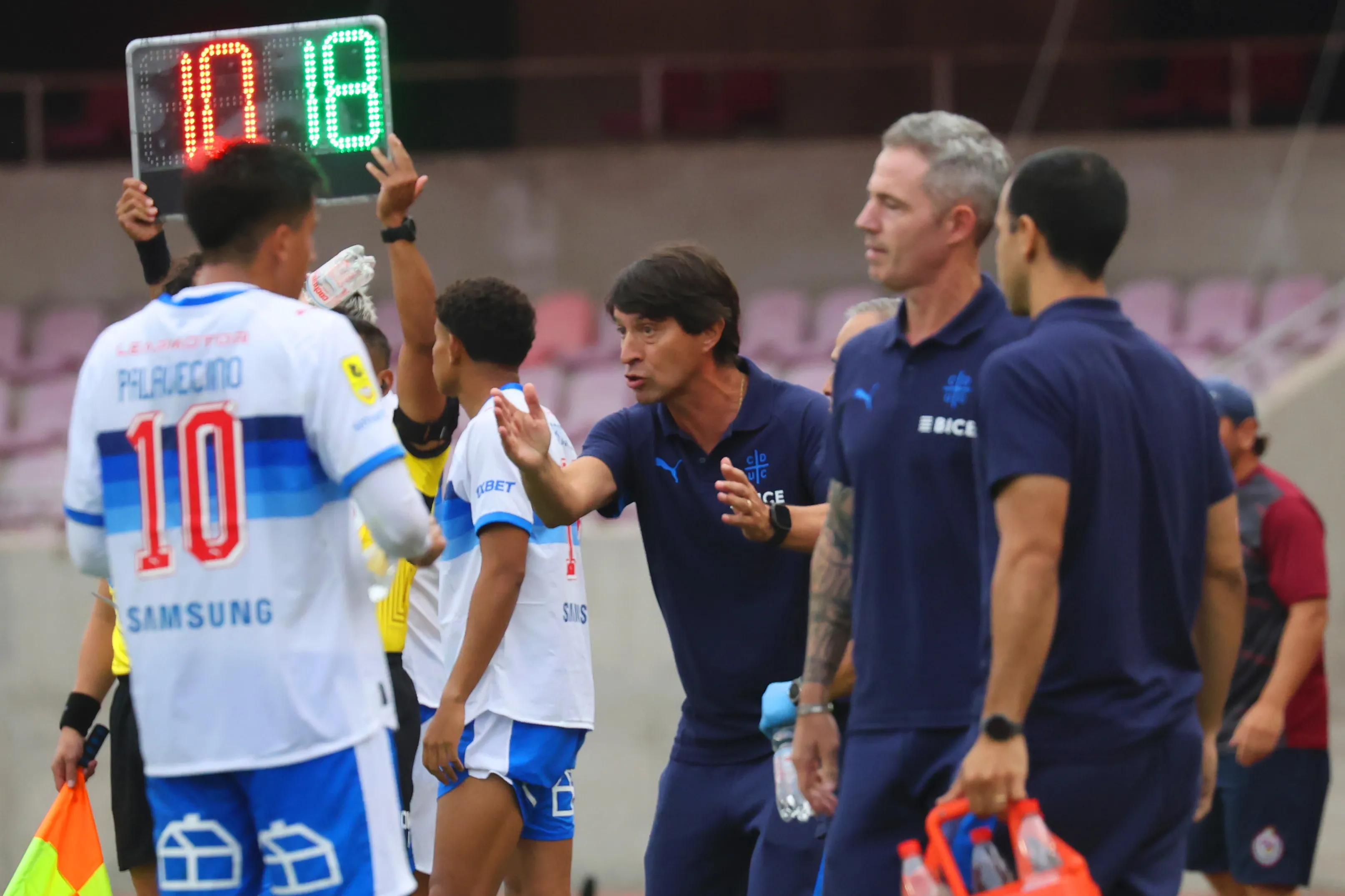 Daniel Garnero da indicaciones en el estadio La Portada. (Dragomir Yankovic/Photosport).