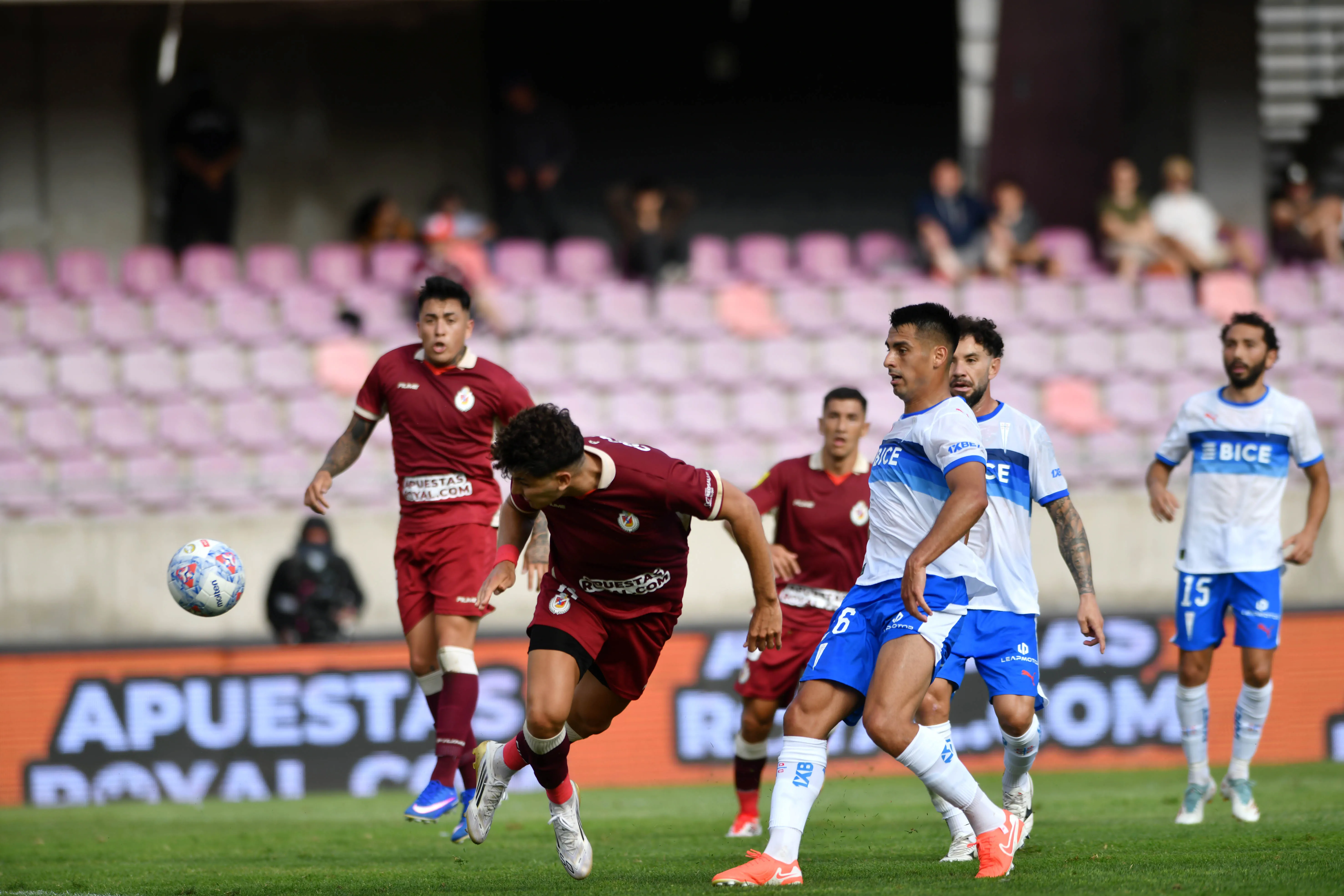 El cabezazo de Chamorro que abrió la cuenta en La Serena. (Alejandro Pizarro Ubilla/Photosport).