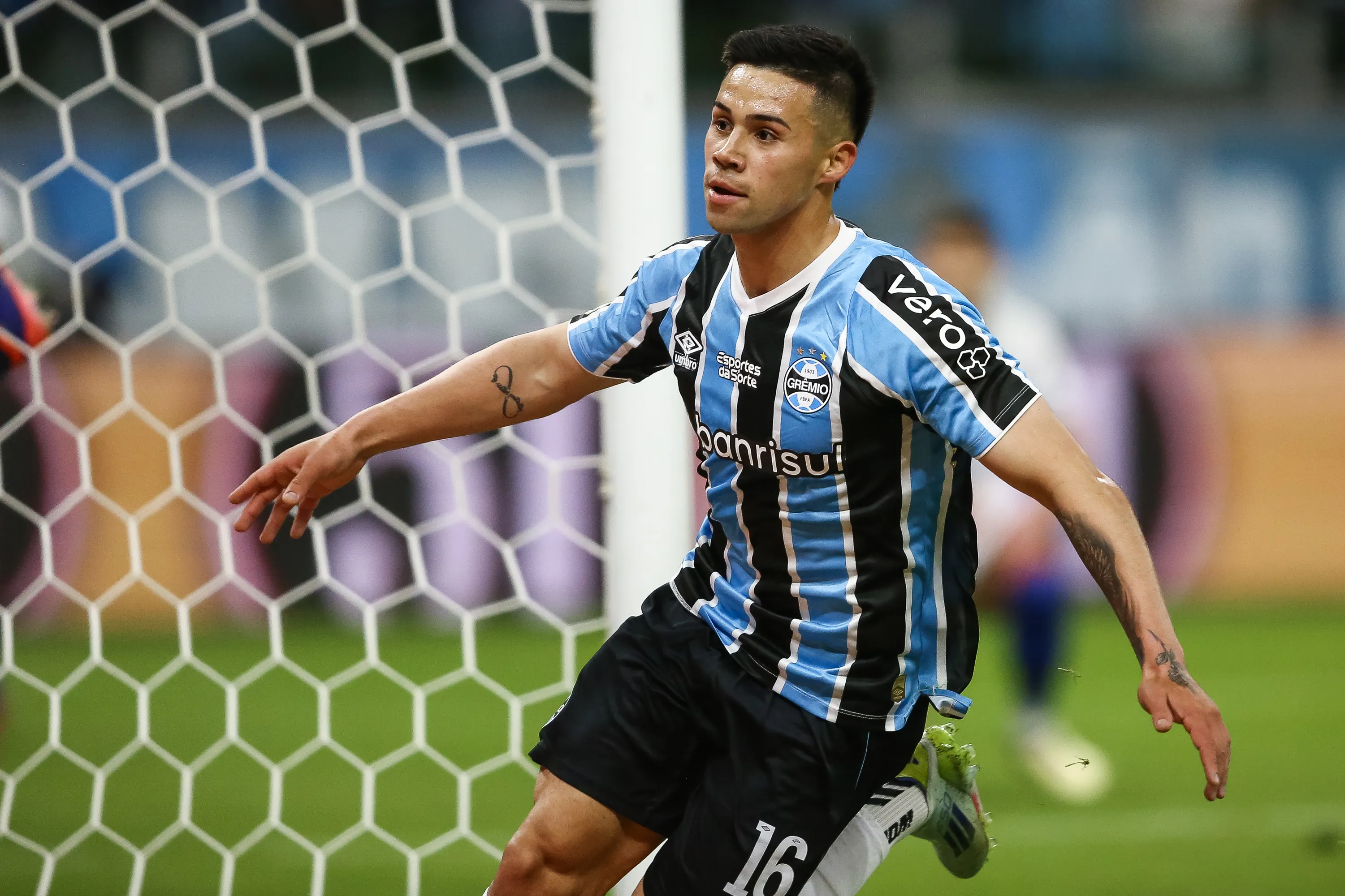 Alexander Aravena suena en Racing. (Photo by Pedro H. Tesch/Getty Images)