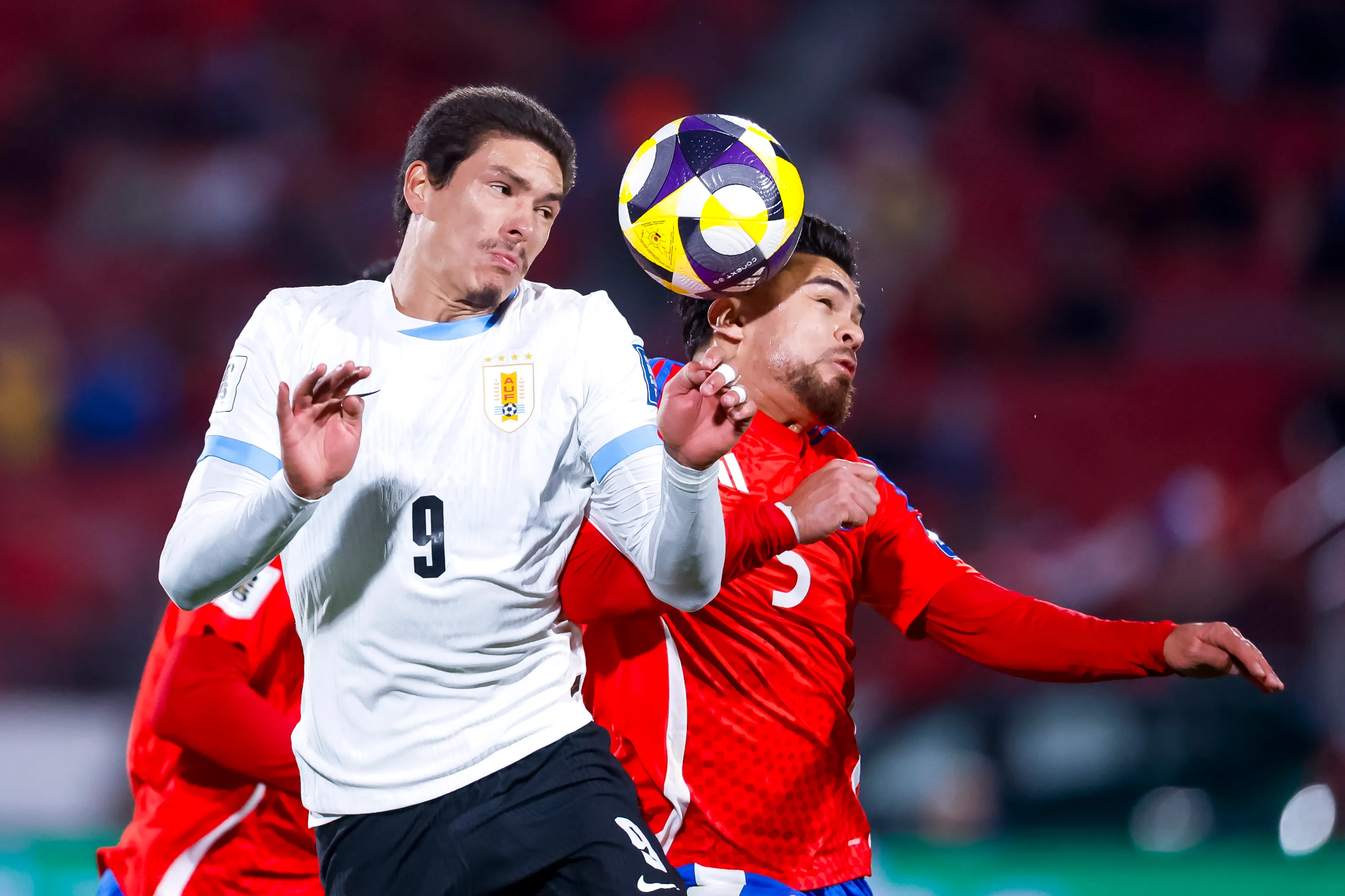 Paulo Díaz lucha un balón aéreo con Darwin Núñez. (Pepe Alvujar/Photosport).
