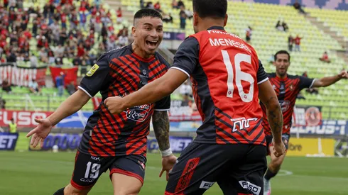 Daniel Castro utilizó ante Colo Colo una camiseta distinta a la de sus compañeros.