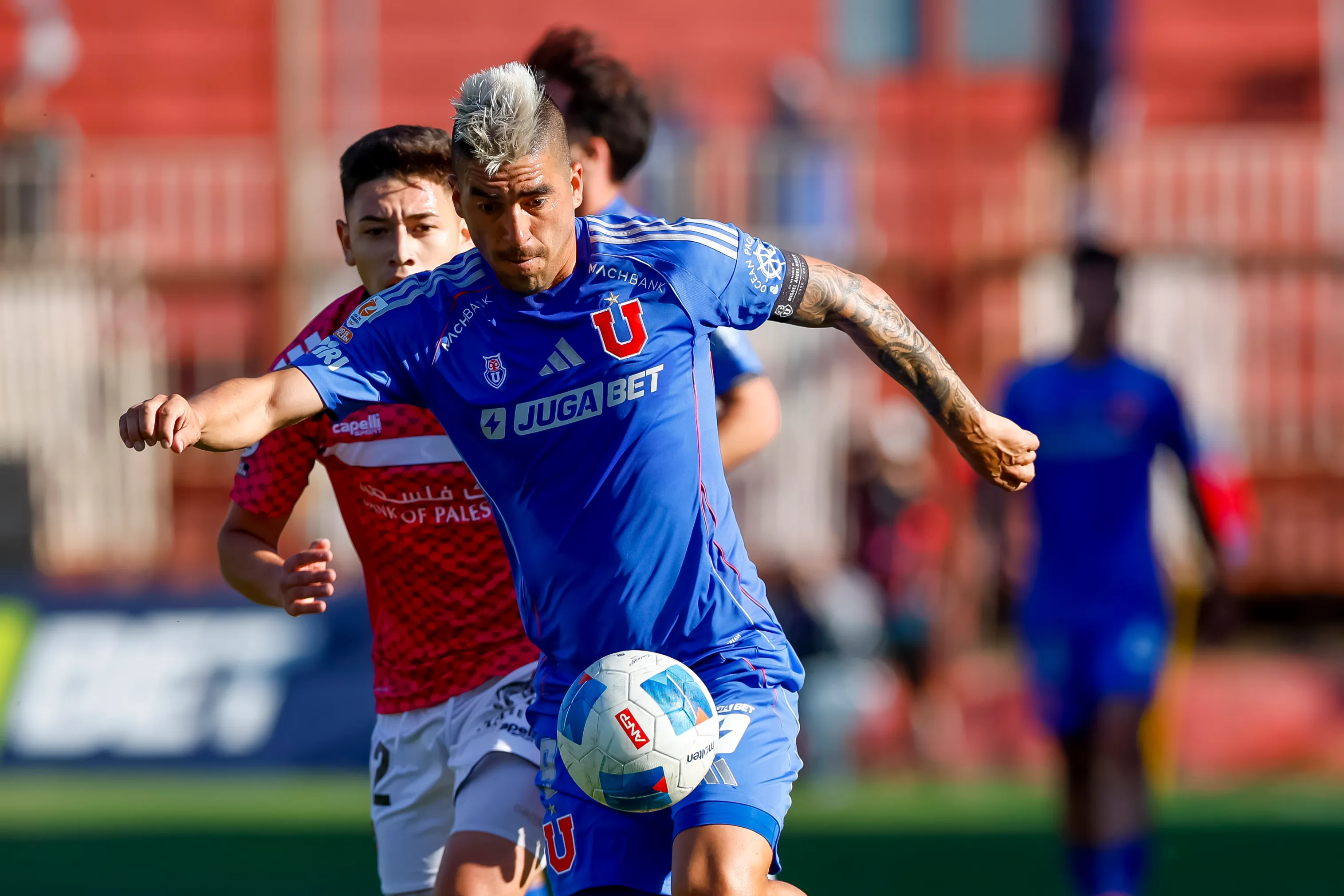 Leandro Fernández salió al baile tras la presentación de la U vs Audax Italiano. (Pepe Alvujar/Photosport).