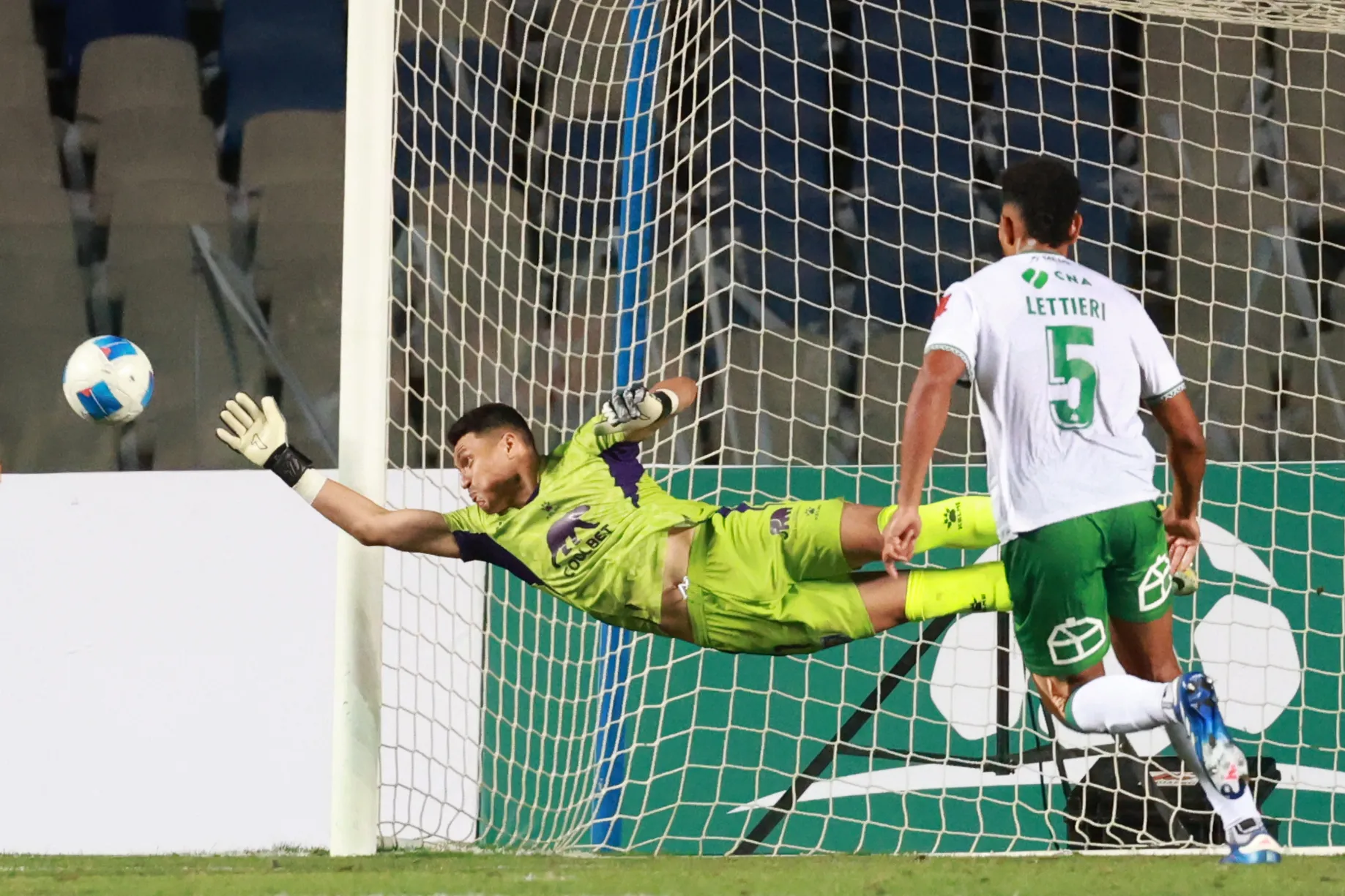 El jugador se despidió del club y ahora fichó por Magallanes/Photosport