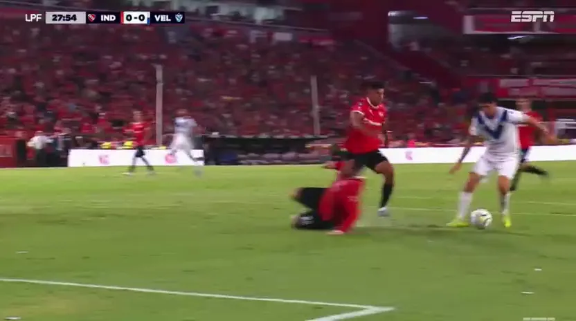 Diego Valdés hizo estragos en el área de Independiente, pero Vélez no pudo anotar. (Captura ESPN).