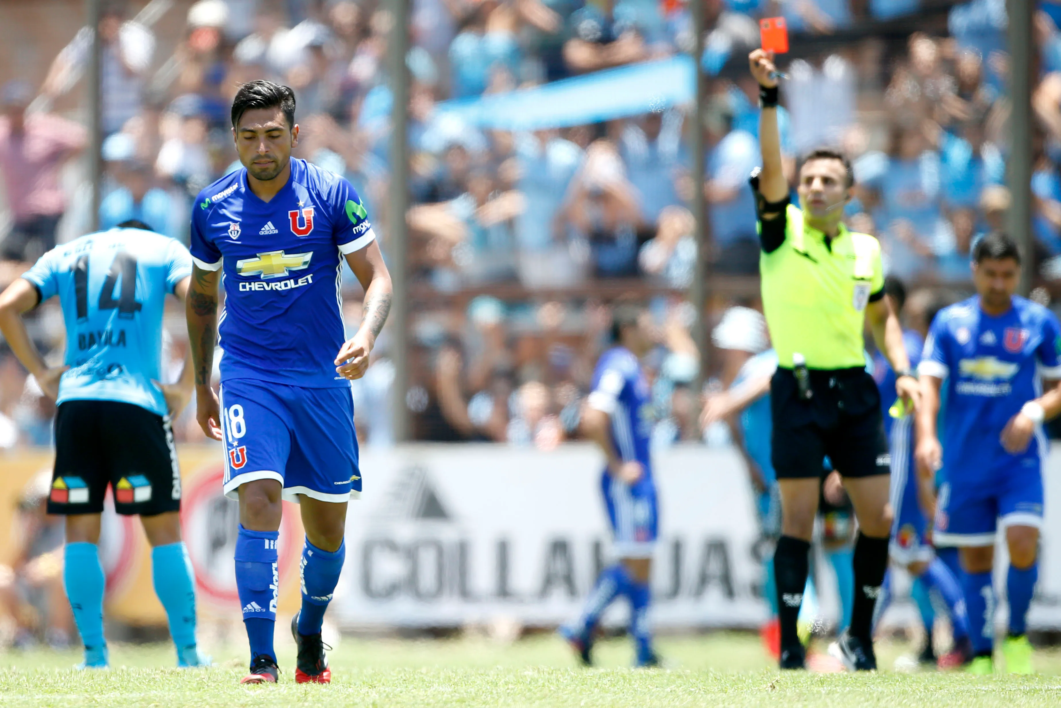 Jara vio la roja en el debut de U. de Chile ante Iquique en 2017. Imagen: Photosport